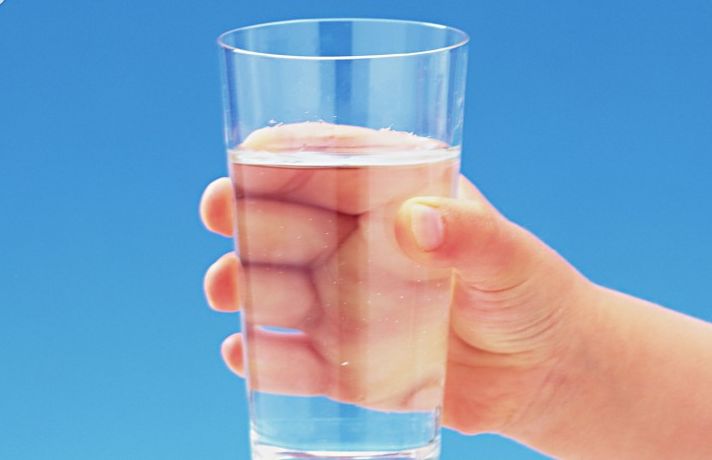 夏季喝水有讲究,为什么喝水越喝越渴,早晨喝水怎么喝?