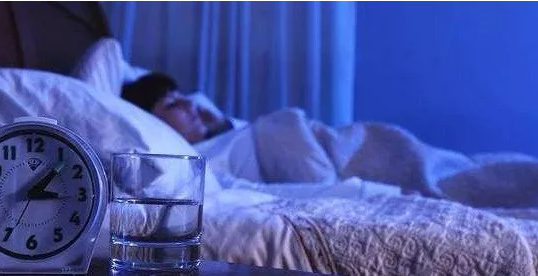 睡前一杯水，长期坚持将给你带来意想不到的变化